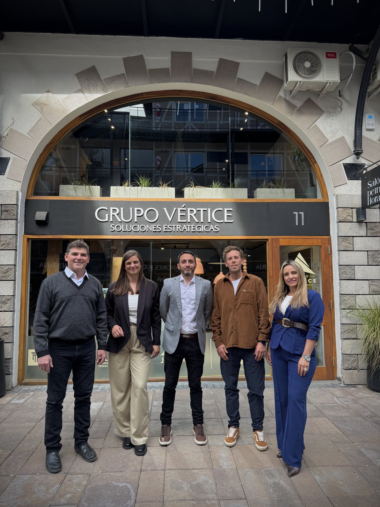 El equipo de Grupo Vértice frente al local